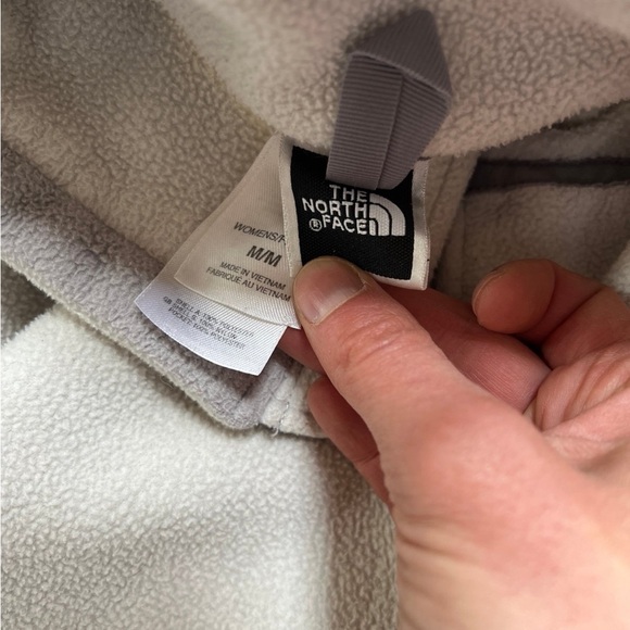 Medium women’s north face jacket - Picture 5 of 5